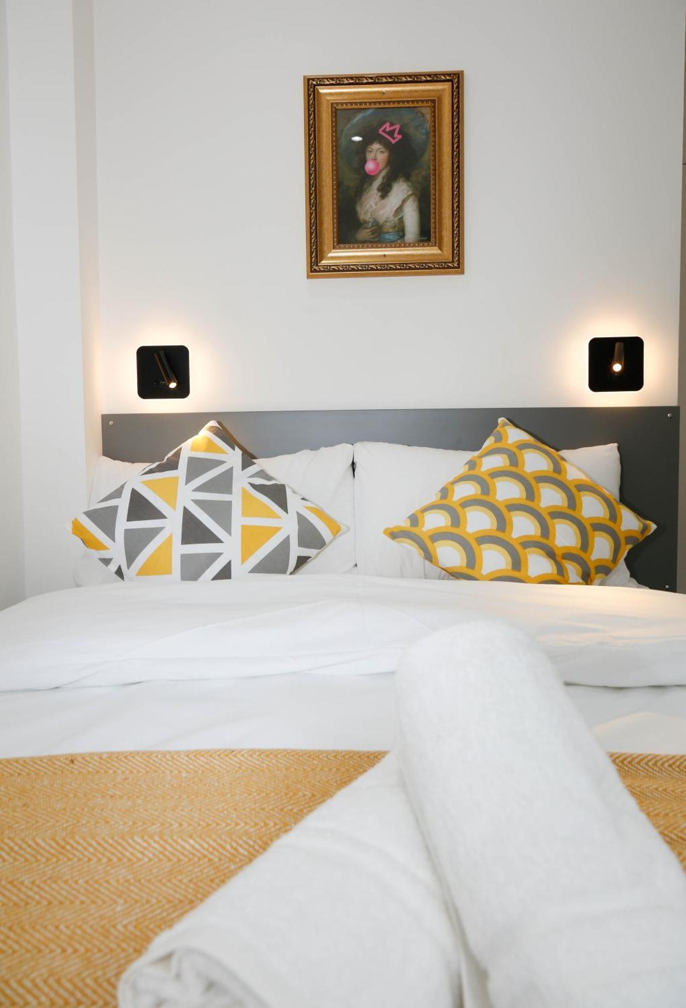 New Luxury Apartments In Central London Next To Shops, Cafes, Bars & Metro Exterior photo